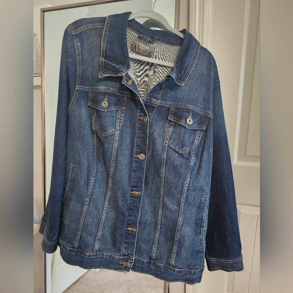 Torrid medium wash trucker style blue jean jacket- 5x-